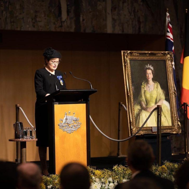 In reading a prayer, Her Excellency stood alongside the iconic 1954 Sir William Dargie painting of The Queen. Known as the ‘wattle painting’, the painting was surrounded by golden wattle—Australia’s floral emblem—and sweet peas and dahlias, some of The Queen’s favourite flowers.